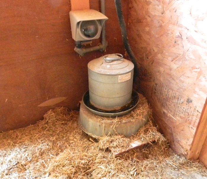 thumbnail image 2 of KOOP CLEAN Chicken Coop Bedding – Natural Hay & Straw Mix, 2.4 CF 2 of 6